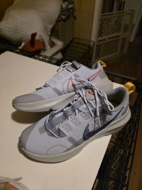 Nike Men’s Light Gray Sneakers with Orange and Navy Accents